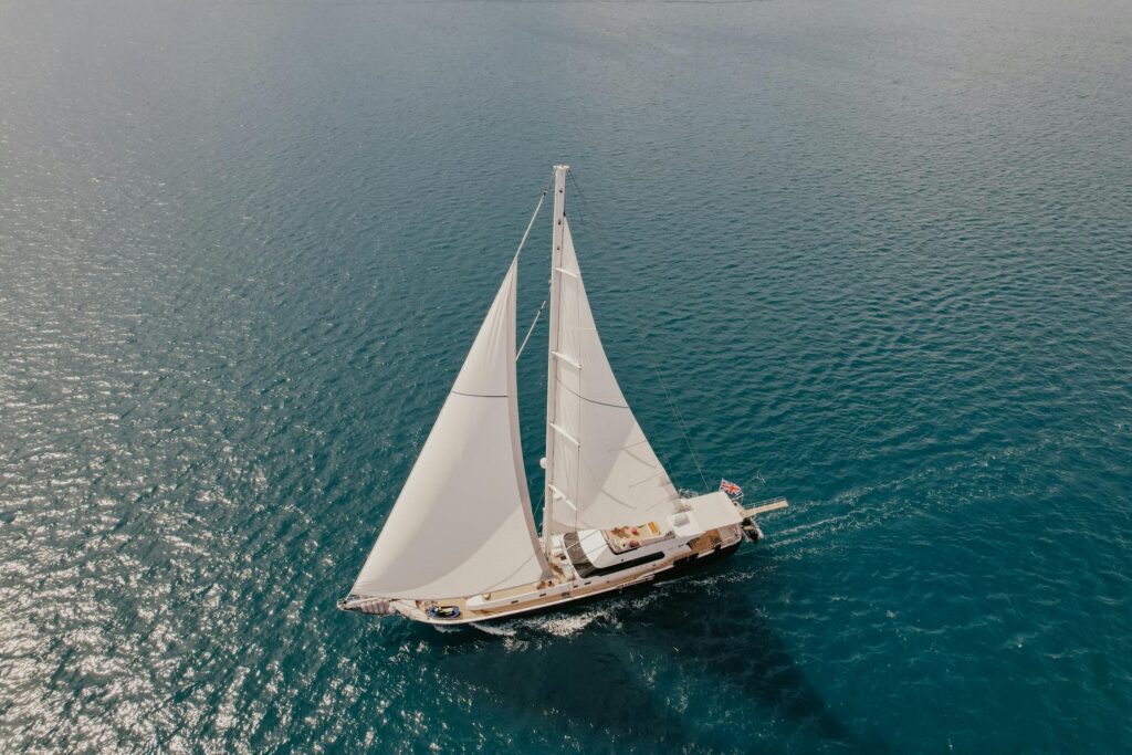 DÍA COMPLETO EN VELERO (8 HORAS)